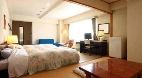 山ノ内町にあるHotel Heightsのベッドルーム1室(大型ベッド1台、デスク、テーブル付)