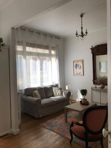 un salon avec un canapé et une table dans l'établissement Cœur de Vichy, à Vichy