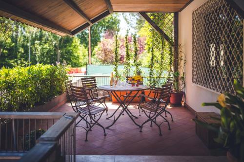 een patio met een tafel en stoelen op een veranda bij Casa di Anna in Pesaro