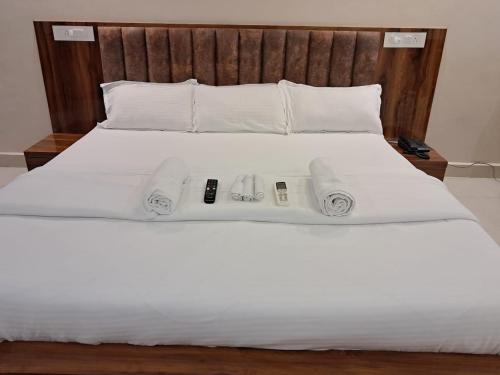 Una cama o camas en una habitación de The Rampal's Ganga Panoramic