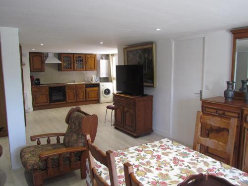 Il comprend un salon avec une table à manger et une cuisine. dans l'établissement gîte de la Claveille, à Bergerac