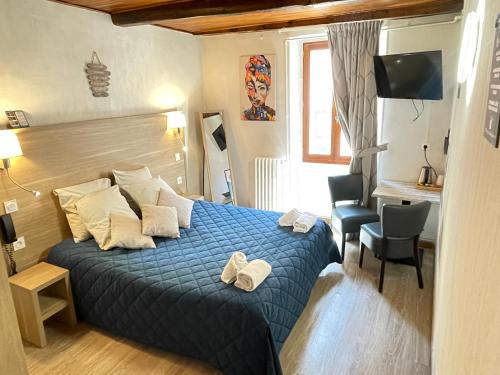 Postel nebo postele na pokoji v ubytování Hôtel Du Cheval Blanc Barcelonnette