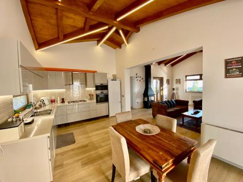 Kuchyň nebo kuchyňský kout v ubytování New entire villa with pool and sea views