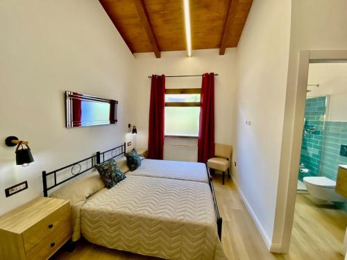Postel nebo postele na pokoji v ubytování New entire villa with pool and sea views