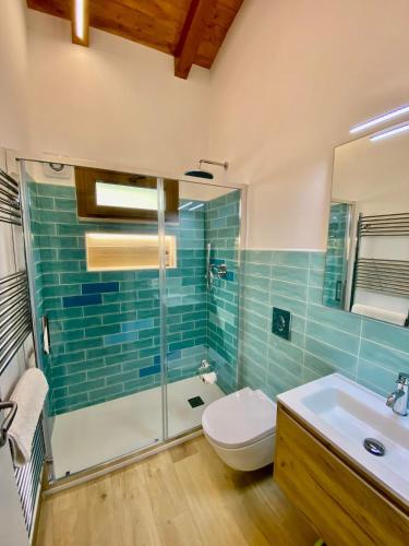 Koupelna v ubytování New entire villa with pool and sea views