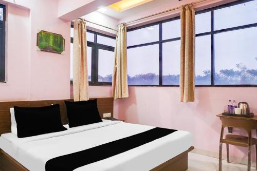 Postel nebo postele na pokoji v ubytování Super Collection O Chandan Nagar Kharadi formerly Kharadi INN