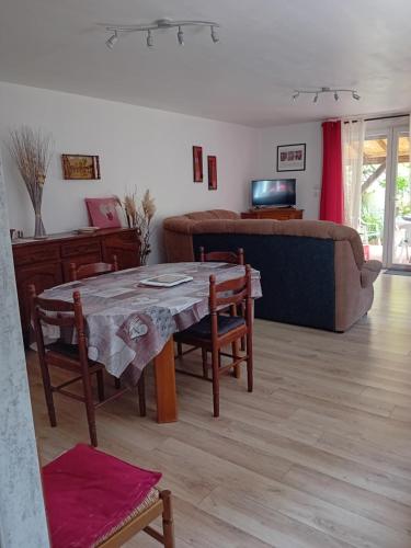un salon avec une table et un canapé dans l'établissement Maison au coeur du village, à Dorlisheim