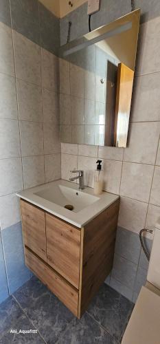 un baño con lavabo y espejo en Pergamonto Apartments, en Ayia Napa