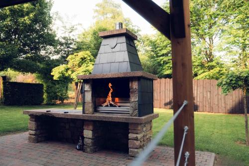 Barbacoa disponible para clientes en la casa o chalet