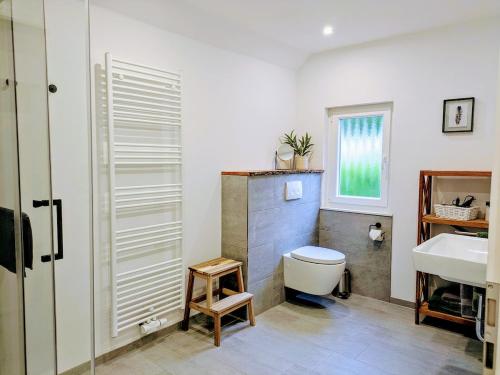 Ένα μπάνιο στο Familienfreundliches Ferienhaus auf Hof mit Schafen