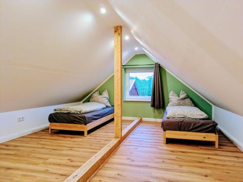 Ένα ή περισσότερα κρεβάτια σε δωμάτιο στο Familienfreundliches Ferienhaus auf Hof mit Schafen