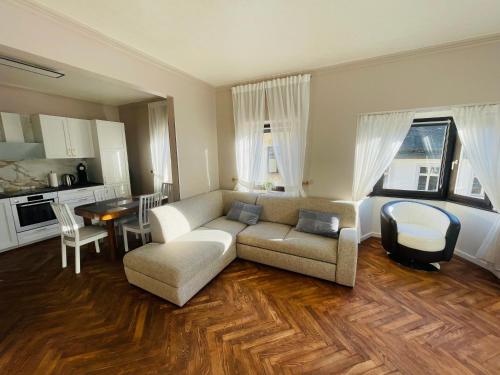 ein Wohnzimmer mit Sofa und Tisch in der Unterkunft Ferienwohnung-Oberstein im Zentrum in Idar-Oberstein