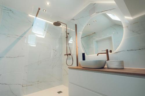 un baño con lavabo y espejo en Chalet de Botrange, en Sourbrodt