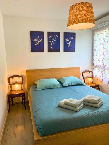 une chambre avec un lit avec deux serviettes dessus dans l'établissement La Houblonnière, à Colmar