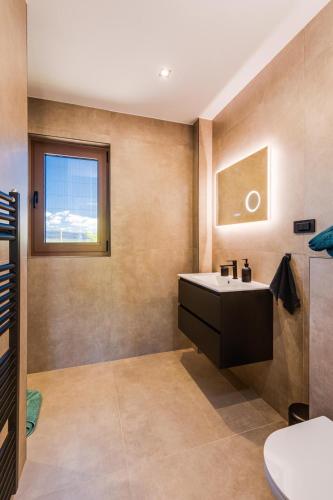 a bathroom with a sink and a window at Casa del Sole in Lakmartin