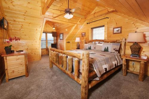- une chambre avec un grand lit dans une cabane en rondins dans l'établissement Award Winning Views, à Sevierville