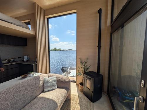 ein Wohnzimmer mit Sofa und Fernseher in der Unterkunft Winter Getaway Houseboat Stay Romantic in Monnickendam