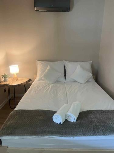 a bed with two white pillows on top of it at Dom ARCHITEKTA 