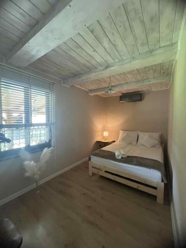 a bedroom with a bed in a room at Dom ARCHITEKTA 