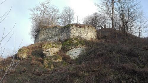 an old building on top of a hill with trees at Dom ARCHITEKTA 