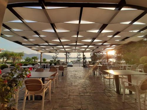 Restoran või mõni muu söögikoht majutusasutuses Hotel Roalb
