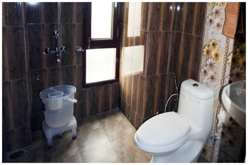 Bilik mandi di Mountain View Hotel "Divine !Hill" Near Power House Bus Station - #Offers Rooms With Free Wi-fi Facility - Restaurant & Free Parking Available - Best Location In Śhimla
