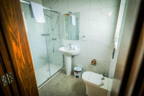 Koupelna v ubytování SkyLounge Suites