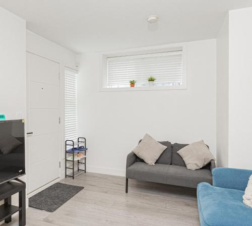 a living room with a couch and a window at Dumfries Guest Room in Vancouver in Vancouver