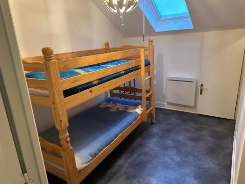 Ce dortoir comprend 2 lits superposés et une lucarne. dans l'établissement maison de pêcheur, à Fécamp
