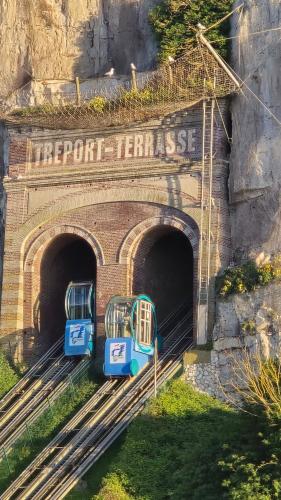 un train traversant un tunnel avec un panneau dessus dans l'établissement Studio 3ieme etage proche de la plage - Quartier des cordiers, au Tréport