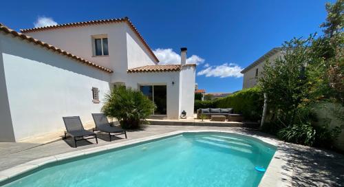 une villa avec piscine devant une maison dans l'établissement Magnifique villa avec piscine, à Perpignan