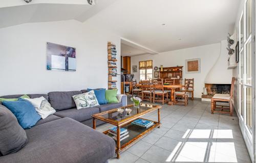 un salon avec un canapé et une table dans l'établissement Beautiful Home In Eze, à Èze