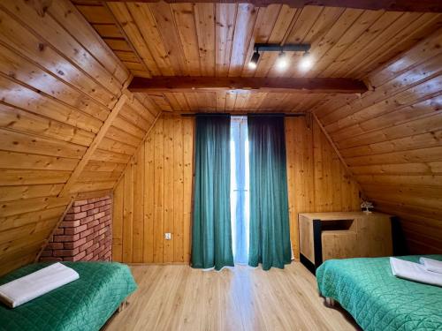 Camera con 2 Letti in Camera di Legno di Willa Widokowa - sauna, balia, basen, biliard a Międzybrodzie Bialskie