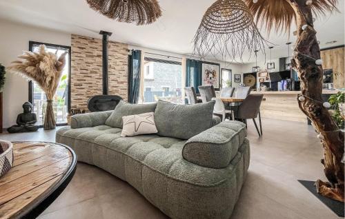 un salon avec un canapé et une table dans l'établissement Cozy Home In Saint-Césaire-De-Gauzi, à Saint-Césaire-de-Gauzignan