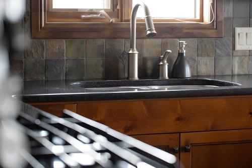 Kuchyň nebo kuchyňský kout v ubytování Dwight Out Chalet with Hot Tub