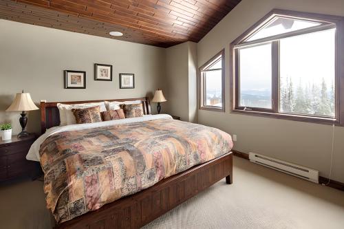 Postel nebo postele na pokoji v ubytování Dwight Out Chalet with Hot Tub