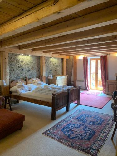 - une grande chambre avec 2 lits et un tapis dans l'établissement Chalet Tarine, à Bourg-Saint-Maurice