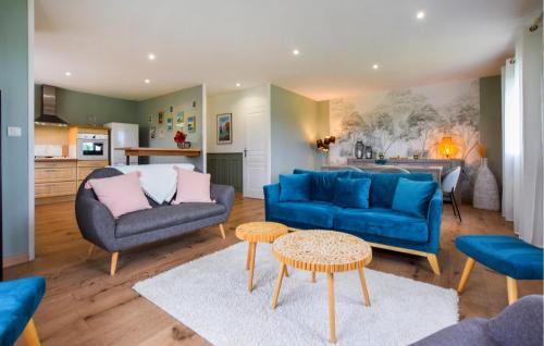 un salon avec des canapés bleus et une cuisine dans l'établissement Maison Agréable Près Etretat, à Beaurepaire