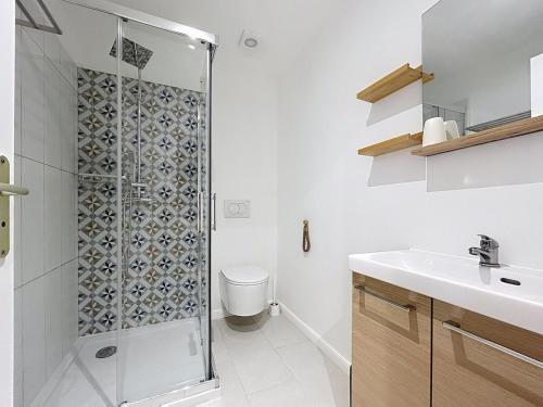 une salle de bain avec une douche, des toilettes et un lavabo dans l'établissement Le Lies - Appartement proche de la mer, à Salles-d'Aude