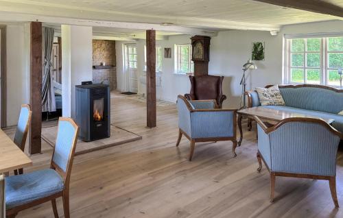 una sala de estar con estufa de leña. en Nice Home In Sakskøbing With Wifi, en Sakskøbing