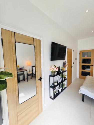 Chic Apartment E10 photo 19