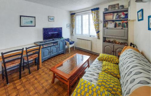 un salon avec un canapé et une télévision dans l'établissement Gorgeous Home In La Tranche-Sur-Mer, à La Tranche-sur-Mer