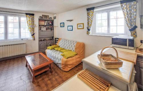 un salon avec un canapé et une télévision dans l'établissement Gorgeous Home In La Tranche-Sur-Mer, à La Tranche-sur-Mer