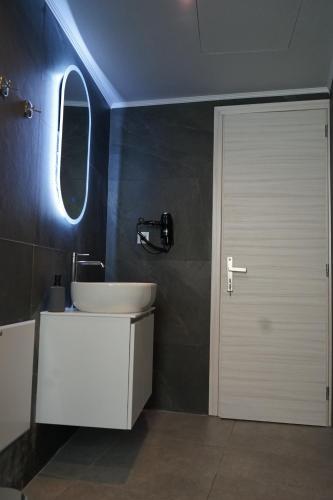 Casa di Keti - Modern Home with Private Yard ,3 Min to the Beach