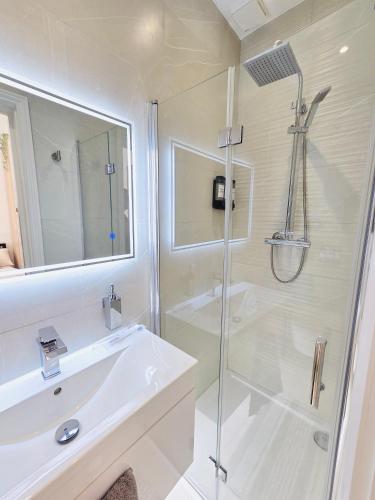 Chic Apartment E10 photo 14