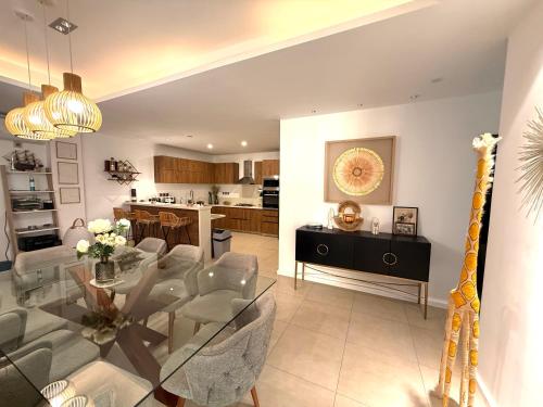 Kuchyň nebo kuchyňský kout v ubytování ORCHID Villa luxueuse avec piscine privée- A 600m de la plage