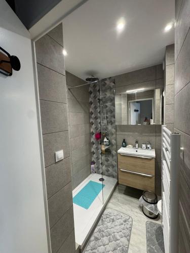 une salle de bain avec douche et lavabo dans l'établissement 2 Bedroom Luxury Sea View Terrace, à Cannes