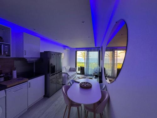 - une cuisine avec une table, des chaises et un miroir dans l'établissement 2 Bedroom Luxury Sea View Terrace, à Cannes