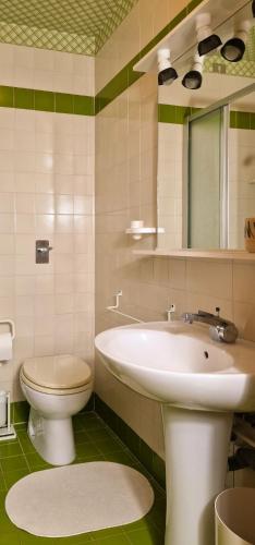 a bathroom with a sink and a toilet at TheKeyStudio, La stanza dei Sogni in Bordighera