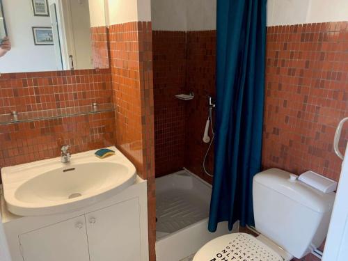 une salle de bain avec un lavabo, une douche et des toilettes dans l'établissement Le Marina de St Jean de Monts, à Saint-Jean-de-Monts